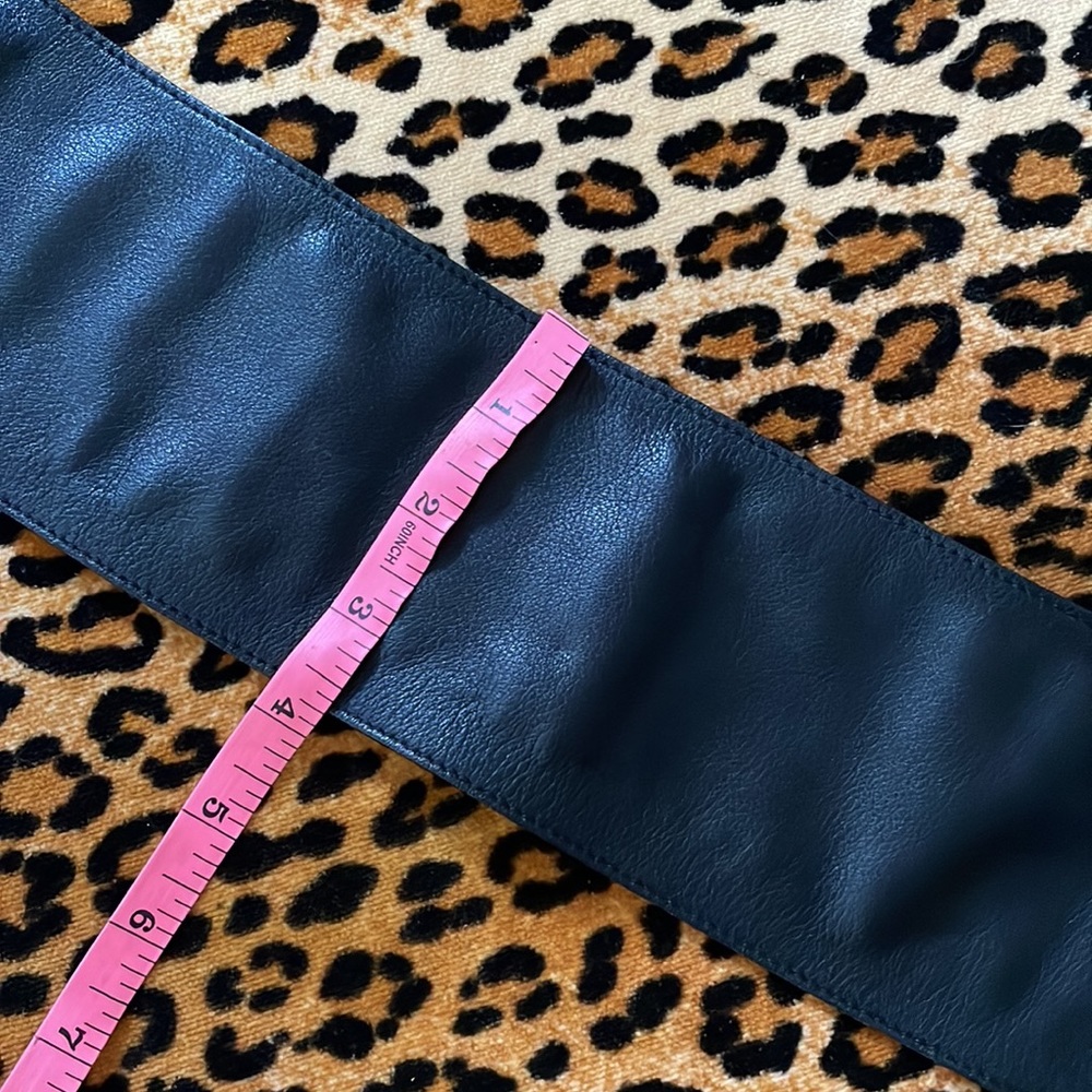 Salvatore Ferragamo black supple Leather Belt pull thru closure - Picture 6 of 9